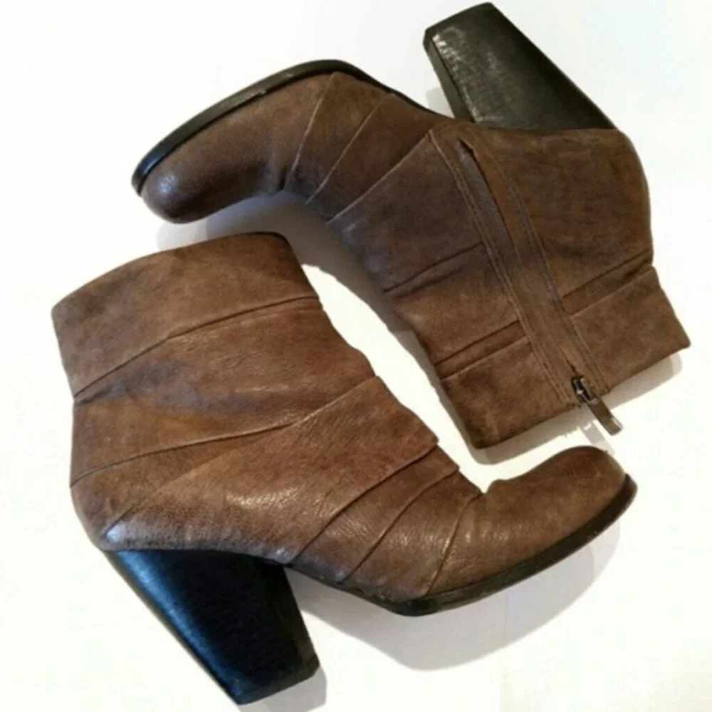 Vince Camuto leather bootie heeled sz. 9